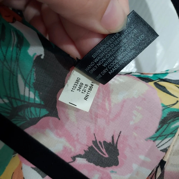 Lane Bryant Sheer Floral/Tropical Tasseled Scarf Ruana in Size One size - Picture 8 of 9